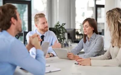 artica+i digitalización: imagen para ilustrar los objetivos de la sección sobre los "Estudios de Madurez Digital. Consultoría TICS" mostrando a varias personas trabajando en una oficina sobre un tablero virtual