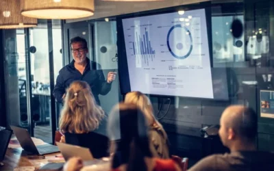 artica+i digitalización: imagen para ilustrar "Consultoría del proceso de Digitalización" dentro del servicio "Estudios de Madurez Digital. Consultoría TICS" mostrando a trabajadores en torno a una tablet