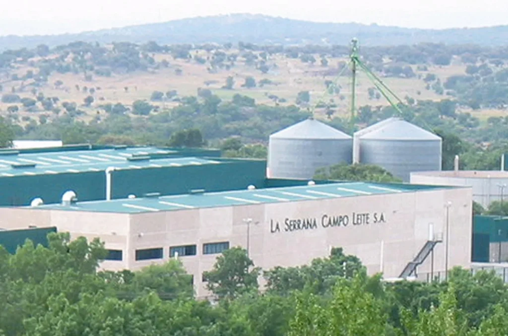 Este proyecto contempla las obras de edificación, equipamiento e instalaciones necesarias para el funcionamiento de la planta, desde la recepción y descarga de materia prima hasta el almacenamiento refrigerado del producto final.