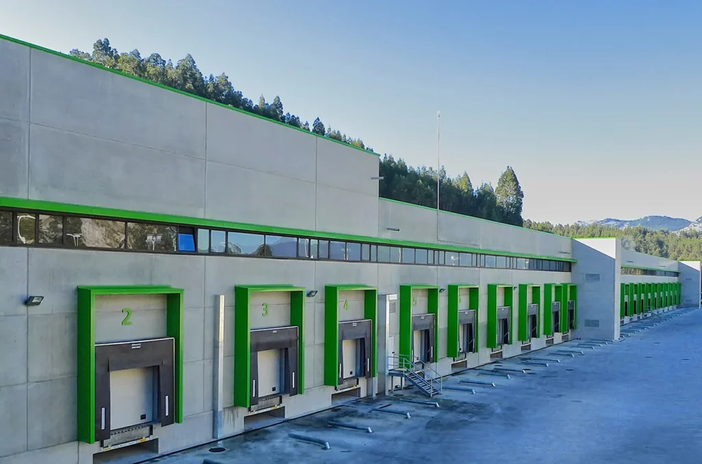 El proyecto contempla las obras de adecuación interior del edificio, equipos de proceso e instalaciones necesarias para el funcionamiento de una plataforma logística alimentaria polivalente con manipulación y preparación de pedidos, que se utiliza como distribución de productos de alimentación a tiendas del Grupo Uvesco.