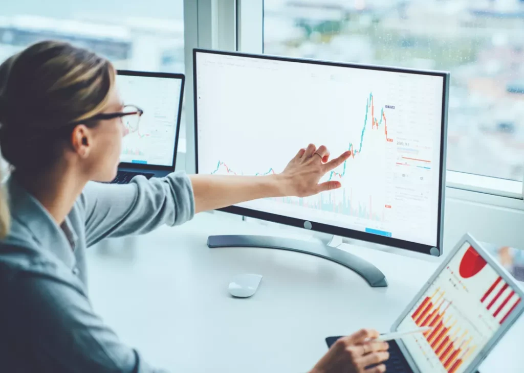 Las deducciones fiscales por actividades de I+D+i y las bonificaciones por personal investigador dedicado en exclusiva a actividades de I+D+i son dos de las herramientas fiscales más potentes para que las empresas obtengan un retorno económico directamente ligado a sus esfuerzos en innovación.