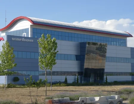 Servicios de ingeniería de artica+i: imagen de galería. Exterior de la fábrica de material deportivo Varlión.