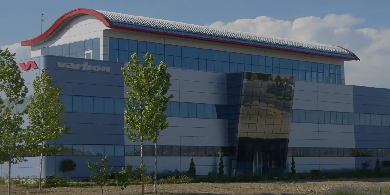 Servicios de ingeniería de artica+i: imagen de galería. Exterior de la fábrica de material deportivo Varlión.