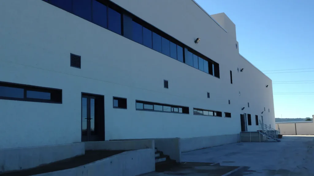 El proyecto contempla la edificación de una moderna planta industrial, equipada con las instalaciones necesarias para la elaboración de helados de alta calidad. La planta contempla un área destinada a la recepción y descarga de materia prima, así como zonas específicas para la fabricación, manipulación y envasado del producto final.