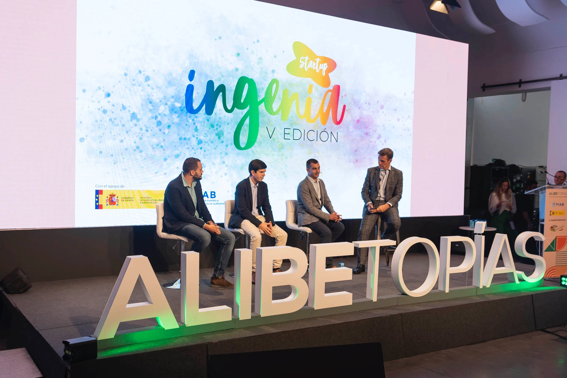 Imagen para el post de artica+i sobre cómo se vivió ALIBETOPÍAS que muestra a representantes de los premios Ingenia otorgados durante “ALIBETOPIAS 2023: nuevos territorios en alimentación y bebidas” 2023