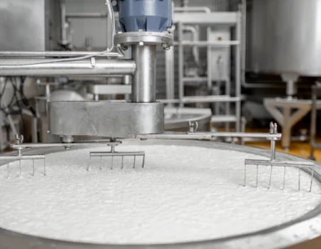 artica+i: imagen 3 para la galería del proyecto "FROM'INNOV. Nuevos procesos ecoeficientes para la producción de quesos maduros con propiedades funcionales mejoradas", dentro de la sección "Nuestros proyectos" (Casos de éxito). Perteneciente a proyectos de Consultoría para la innovación. Muestra detalle de proceso industrial de fabricación de queso