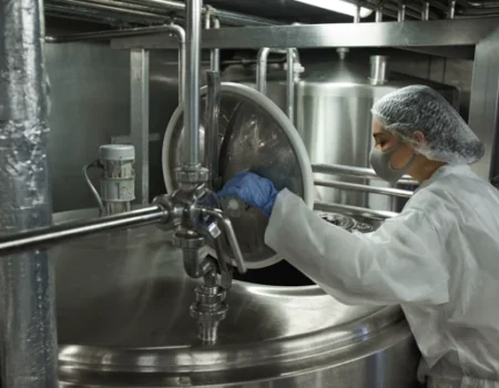 artica+i: imagen 5 para la galería del proyecto "FROM'INNOV. Nuevos procesos ecoeficientes para la producción de quesos maduros con propiedades funcionales mejoradas", dentro de la sección "Nuestros proyectos" (Casos de éxito). Perteneciente a proyectos de Consultoría para la innovación. Muestra detalle de proceso industrial de fabricación de queso