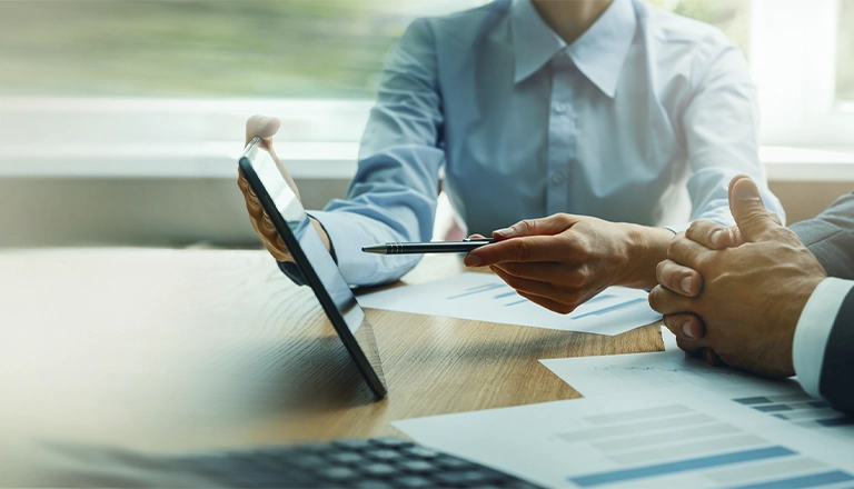 Imagen conceptual para el apartado de Servicios dentro del servicio "Gestión económico-administrativa de la Innovación", dentro de "Consultoría de la innovación", mostrando el detalle de dos personas trabajando con una tablet