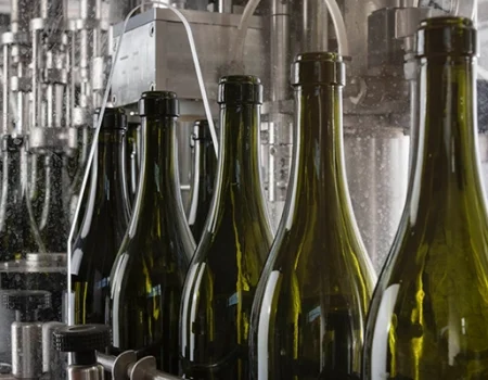 artica+i. Imagen para la galería del caso de éxito (nuestros proyectos) "REBO2VINO", mostrando el lavado de botellas reutilizadas