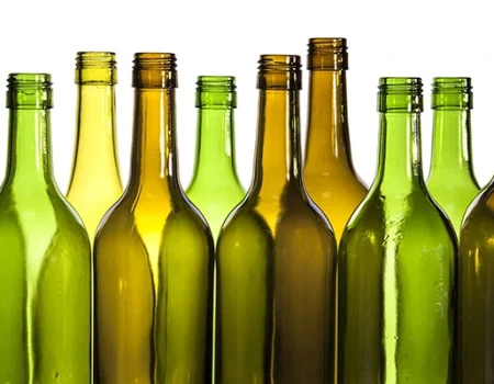 artica+i. Imagen para la galería del caso de éxito (nuestros proyectos) "REBO2VINO", mostrando una composición artística con botellas reutilizadas de diferentes tonalidades que dejan pasar la luz