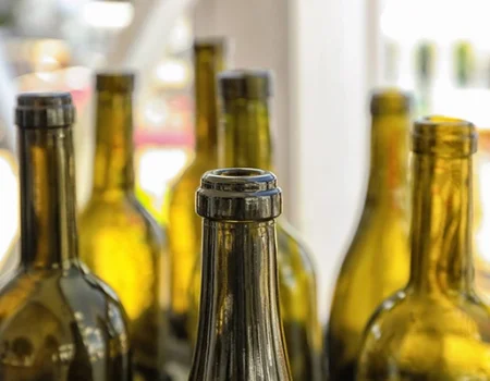 artica+i. Imagen para la galería del caso de éxito (nuestros proyectos) "REBO2VINO", mostrando el detalle del cuello de unas botellas