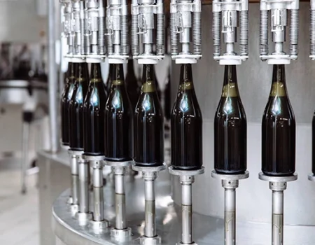 artica+i. Imagen para la galería del caso de éxito (nuestros proyectos) "REBO2VINO", mostrando botellas reutilizadas en una planta industrial