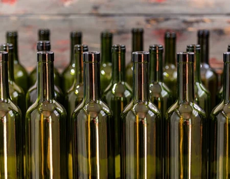 artica+i. Imagen para la galería del caso de éxito (nuestros proyectos) "REBO2VINO", mostrando filas de botellas reutilizadas