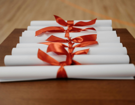 artica+i. Imagen para la galería interior del caso de éxito (nuestros proyectos) "NUTRIALITEC", mostrando una fotografía artística de unos diplomas sobre una mesa