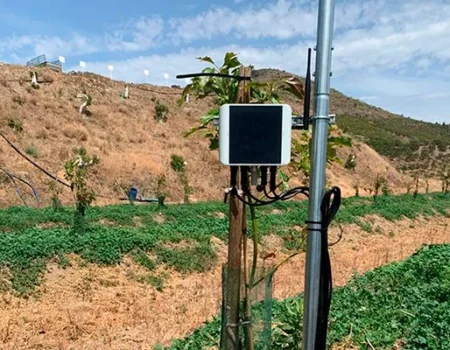 artica+i. Imagen para la galería interior del caso de éxito (nuestros proyectos) "SmartCrops 5.1.", mostrando un data logger, tensiómetro