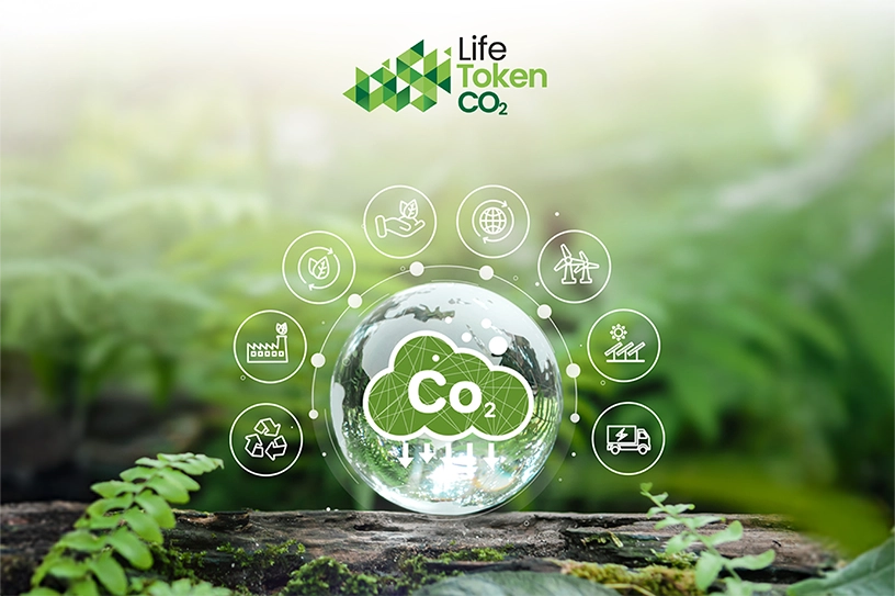 artica+i. Imagen para el listado, 816x543, de proyectos sobre el caso de éxito "LIFE TOKEN CO₂. Plataforma digital para cuantificar y valorizar la absorción de carbono en bosques europeos, liderado por Digiltea", mostrando el detalle de unas plantas y troncos con el icono de CO₂ superpuesto acompañado por otros iconos sostenibles