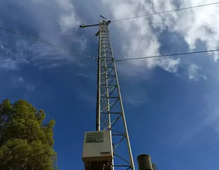 artica+i. Imagen para la galería del caso de éxito (nuestros proyectos) "LIFE TOKEN CO₂. Plataforma digital para cuantificar y valorizar la absorción de carbono en bosques europeos, liderado por Digiltea", mostrando el detalle de un dispositivo de teledetección