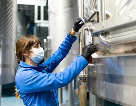 artica+i. Imagen para la galería interior del caso de éxito (nuestros proyectos) "POLYRESWINE. Proyecto de I+D orientado a aplicar nuevas técnicas basadas en resinas de intercambio iónico/absorbentes para eliminar compuestos indeseables en el vino", mostrando a una operaria de laboratorio