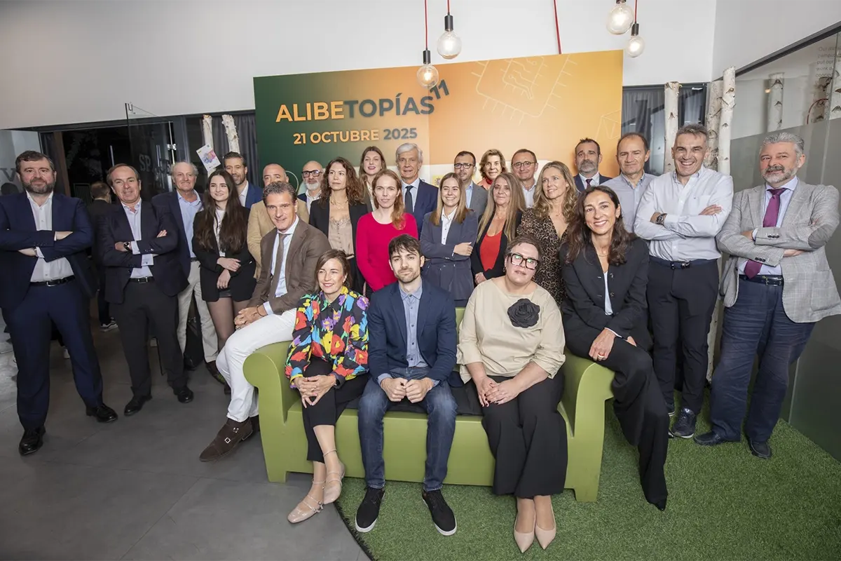 artica-i_blog_i-magazine_paso-por-ALIBETOPÍAS-2025_Carrusel-general_01 artica+i. Imagen para el carrusel general del post "Así ha sido nuestro paso por ALIBETOPÍAS 2025" mostrando una foto general de asistentes y ponentes