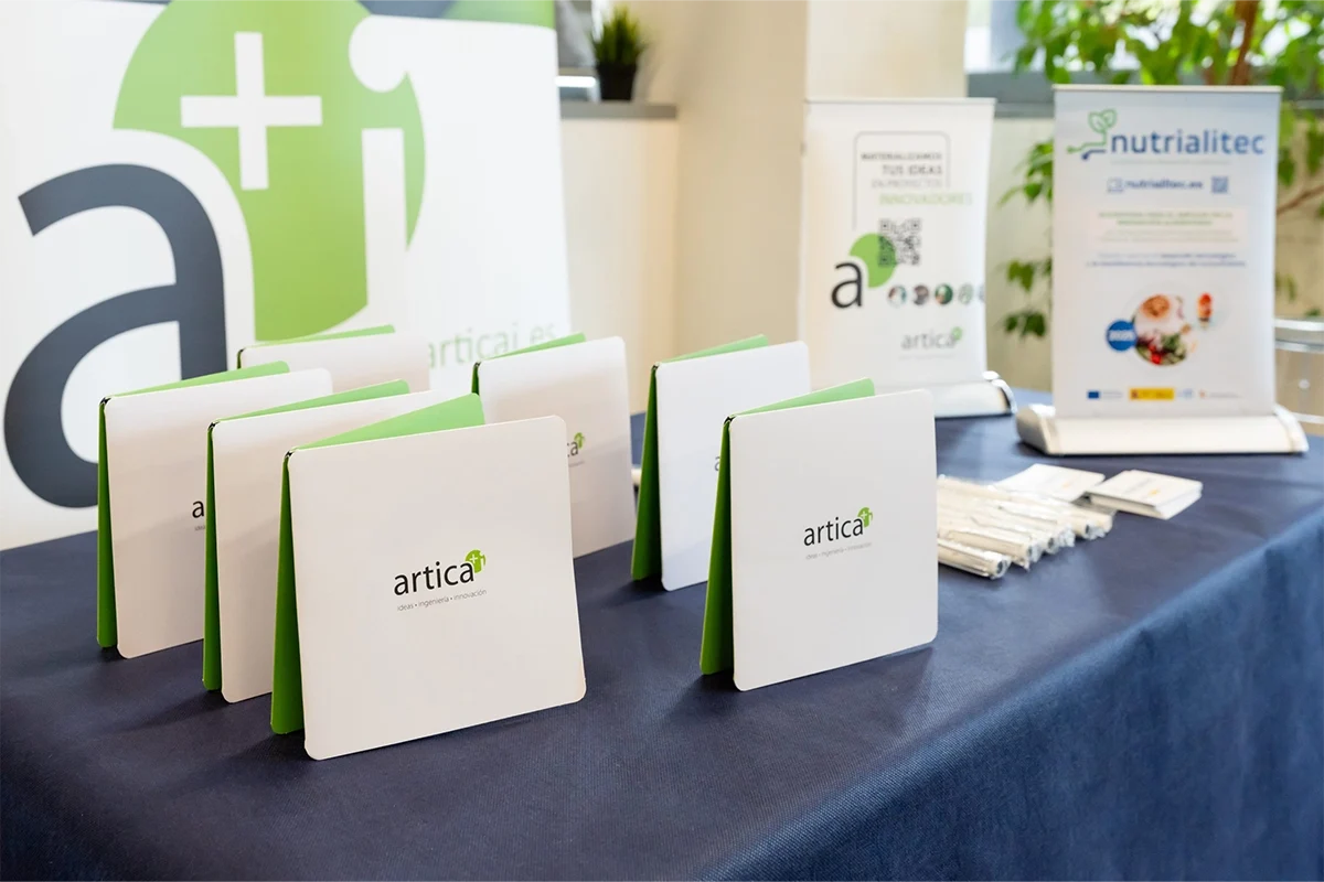 artica-i_blog_i-magazine_paso-por-ALIBETOPÍAS-2025_Carrusel-general_04 artica+i. Imagen para el carrusel general del post "Así ha sido nuestro paso por ALIBETOPÍAS 2025" mostrando un detalle del stand de artica+i