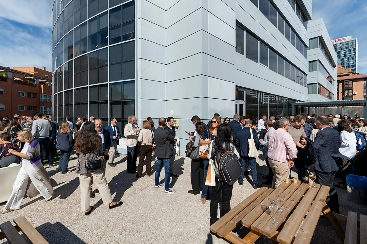 artica-i_blog_i-magazine_paso-por-ALIBETOPÍAS-2025_Carrusel-general_10 artica+i. Imagen para el carrusel general del post "Así ha sido nuestro paso por ALIBETOPÍAS 2025" mostrando una foto general de asistentes en exteriores del evento