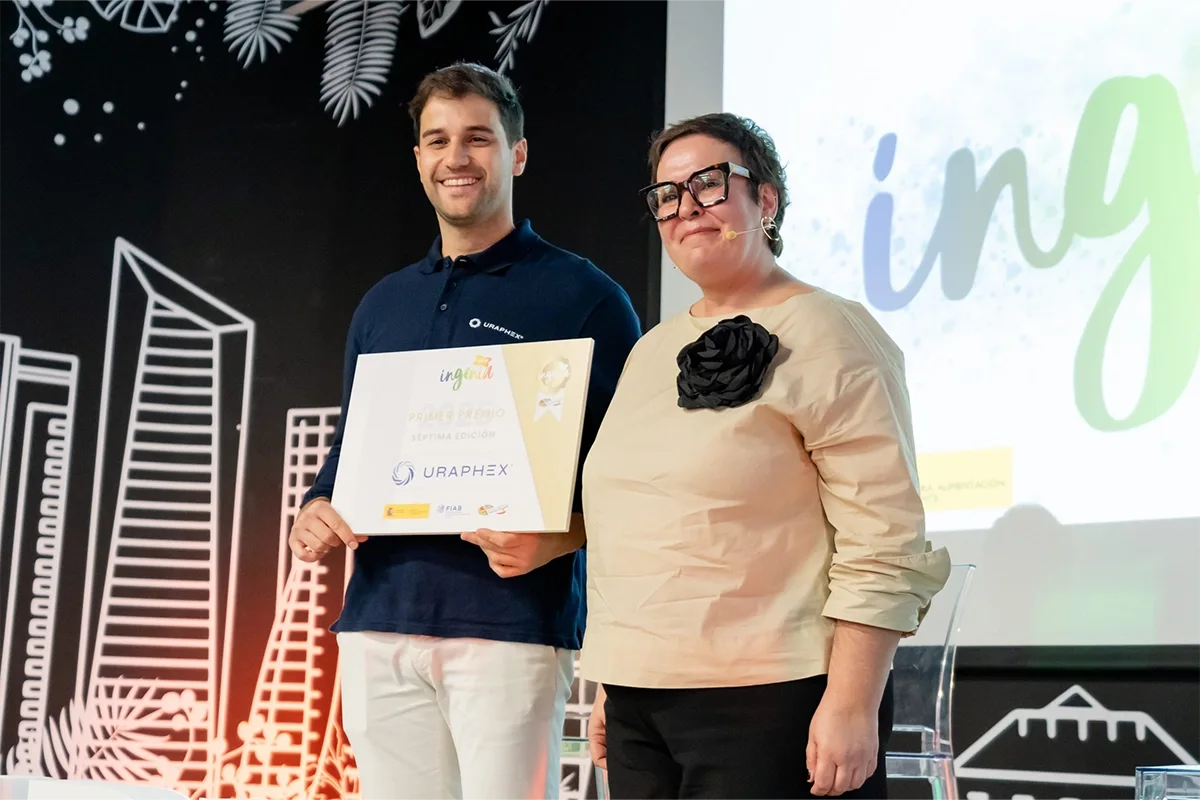 artica-i_blog_i-magazine_paso-por-ALIBETOPÍAS-2025_Carrusel_02_premios_Ingenia_primero artica+i. Imagen para el carrusel de premios del post "Así ha sido nuestro paso por ALIBETOPÍAS 2025" mostrando al primer premio de Ingenia