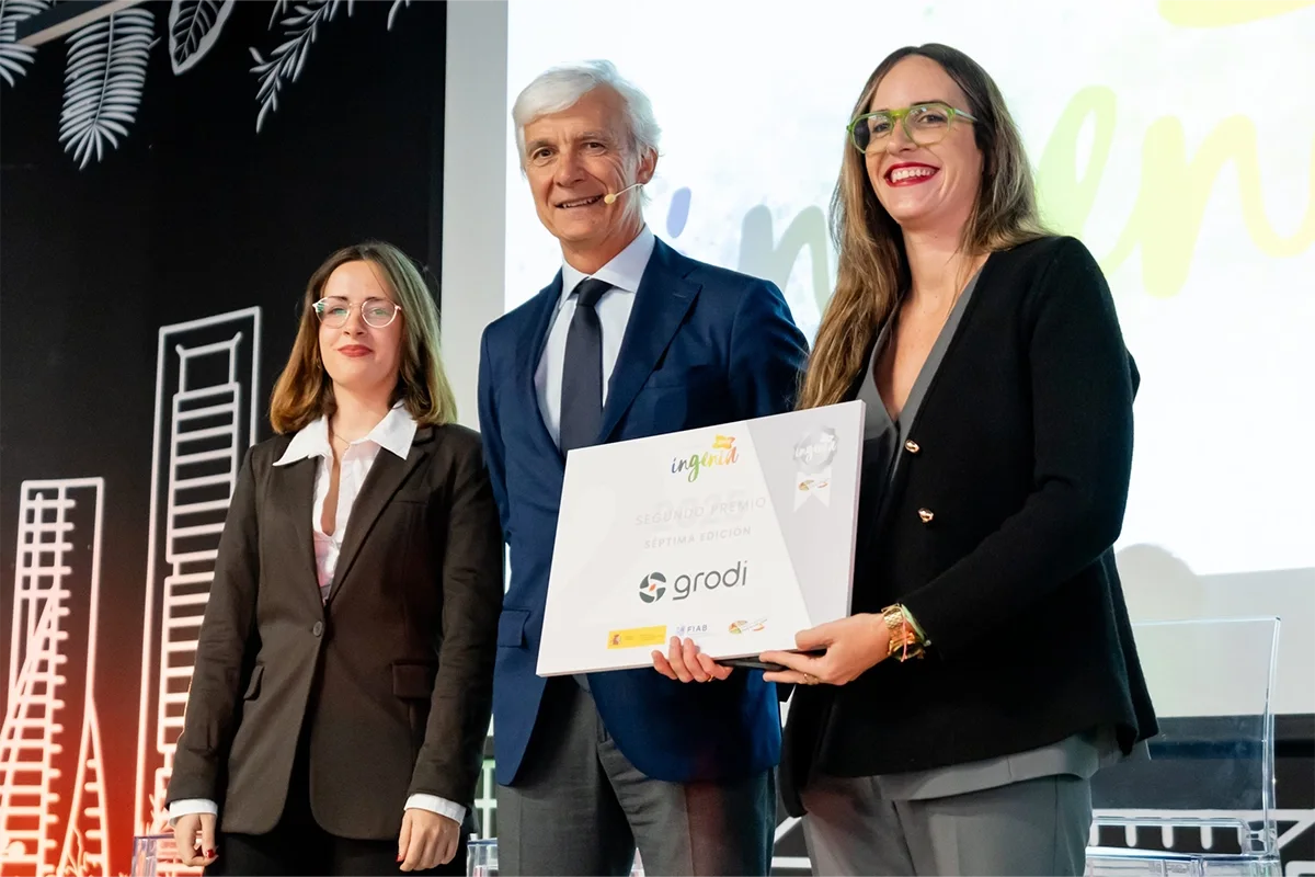 artica-i_blog_i-magazine_paso-por-ALIBETOPÍAS-2025_Carrusel_03_premios_Ingenia_segundo artica+i. Imagen para el carrusel de premios del post "Así ha sido nuestro paso por ALIBETOPÍAS 2025" mostrando al segundo premio de Ingenia