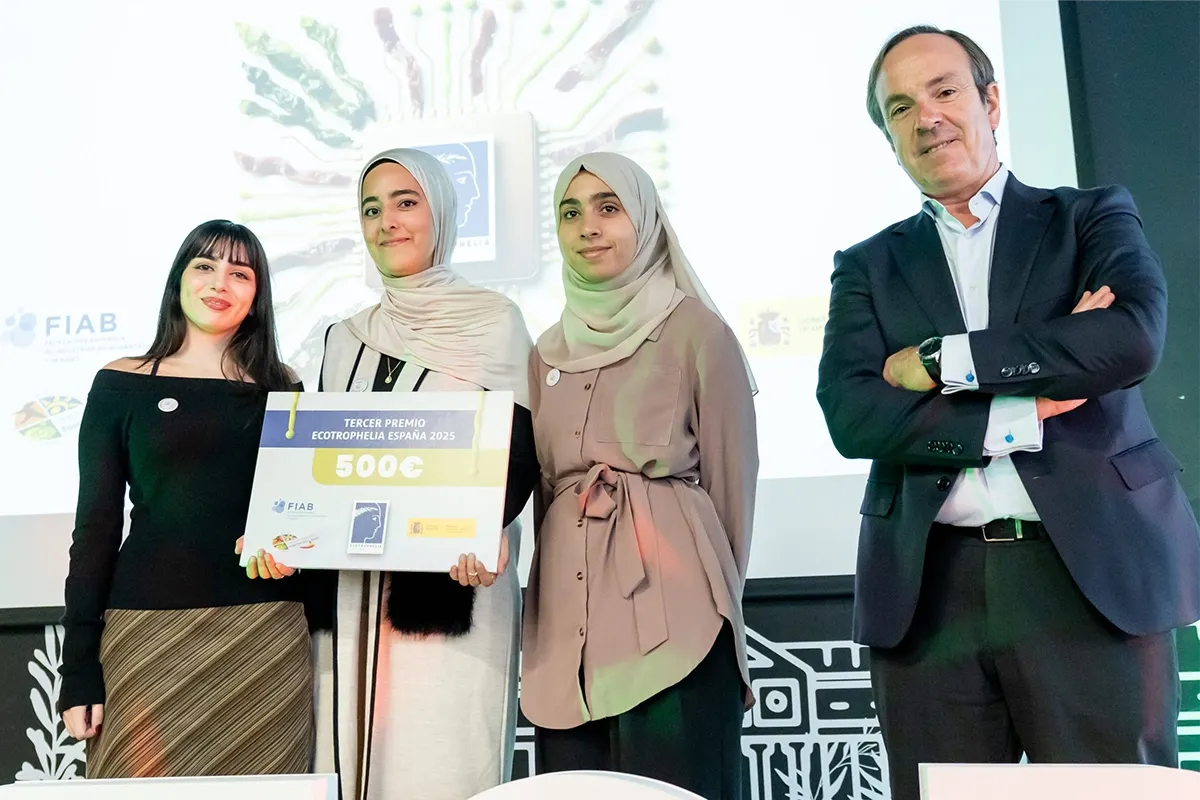 artica-i_blog_i-magazine_paso-por-ALIBETOPÍAS-2025_Carrusel_08_premios_Ecotrophelia_tercero artica+i. Imagen para el carrusel de premios del post "Así ha sido nuestro paso por ALIBETOPÍAS 2025" mostrando al tercer premio de Ecotrophelia