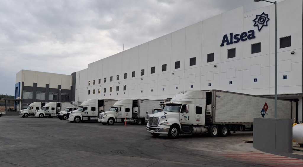 Así es el Centro de Operaciones Alsea Guadalajara en México, inversión superior a 800 millones de pesos. Una infraestructura logística de 12.000 m² que optimiza la cadena de suministro de seis marcas, abasteciendo más de 339 tiendas con eficiencia, sostenibilidad y refrigeración.