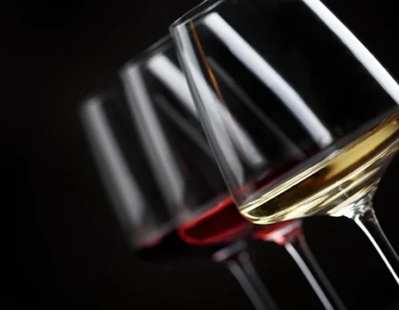 artica+i - Casos de éxito. Imagen 03 para la galería del proyecto "UHPH4WINE. Proyecto de desarrollo experimental para validar la tecnología de Ultra Alta Presión de homogeneización en la elaboración de vinos de alto valor añadido" mostrando una foto artística de tres copas de vino: blanco, rosado y tinto