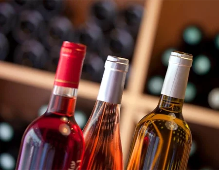 artica+i - Casos de éxito. Imagen 04 para la galería del proyecto "UHPH4WINE. Proyecto de desarrollo experimental para validar la tecnología de Ultra Alta Presión de homogeneización en la elaboración de vinos de alto valor añadido" mostrando una foto artística de tres botellas de vino: blanco, rosado y tinto