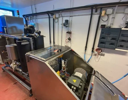 artica+i - Casos de éxito. Imagen 06 para la galería del proyecto "UHPH4WINE. Proyecto de desarrollo experimental para validar la tecnología de Ultra Alta Presión de homogeneización en la elaboración de vinos de alto valor añadido" mostrando una maquinaria del proyecto en primer plano