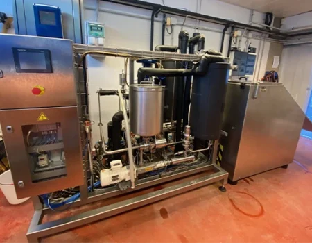 artica+i - Casos de éxito. Imagen 07 para la galería del proyecto "UHPH4WINE. Proyecto de desarrollo experimental para validar la tecnología de Ultra Alta Presión de homogeneización en la elaboración de vinos de alto valor añadido" mostrando el lateral de una maquinaria del proyecto en primer plano