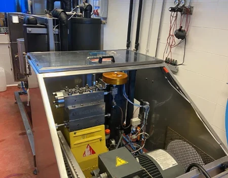 artica+i - Casos de éxito. Imagen 08 para la galería del proyecto "UHPH4WINE. Proyecto de desarrollo experimental para validar la tecnología de Ultra Alta Presión de homogeneización en la elaboración de vinos de alto valor añadido" mostrando la parte superior de una maquinaria del proyecto en primer plano