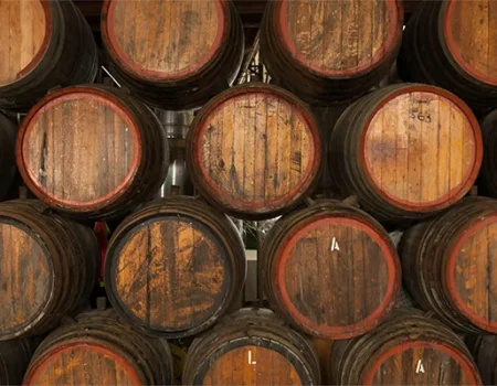 artica+i - Casos de éxito. Imagen 012 para la galería del proyecto "UHPH4WINE. Proyecto de desarrollo experimental para validar la tecnología de Ultra Alta Presión de homogeneización en la elaboración de vinos de alto valor añadido" mostrando una foto artística de unos barriles de vino apilados