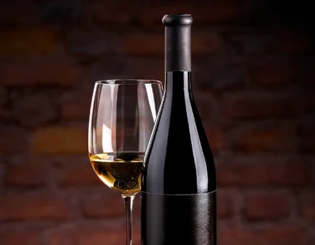 artica+i - Casos de éxito. Imagen 016 para la galería del proyecto "UHPH4WINE. Proyecto de desarrollo experimental para validar la tecnología de Ultra Alta Presión de homogeneización en la elaboración de vinos de alto valor añadido" mostrando una foto artística con una botella y una copa de vino