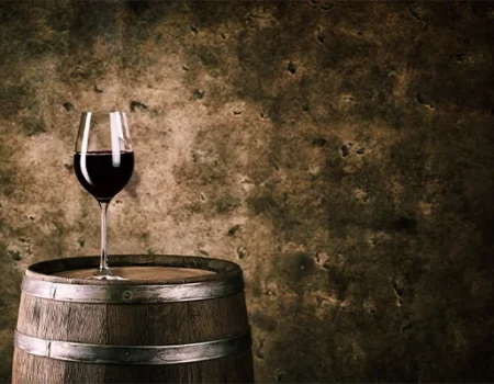 artica+i - Casos de éxito. Imagen 017 para la galería del proyecto "UHPH4WINE. Proyecto de desarrollo experimental para validar la tecnología de Ultra Alta Presión de homogeneización en la elaboración de vinos de alto valor añadido" mostrando una foto artística de una copa sobre un barril de vino
