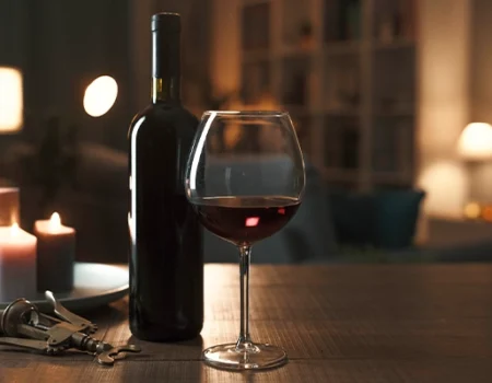 artica+i - Casos de éxito. Imagen 018 para la galería del proyecto "UHPH4WINE. Proyecto de desarrollo experimental para validar la tecnología de Ultra Alta Presión de homogeneización en la elaboración de vinos de alto valor añadido" mostrando una foto artística de una copa, una botella de vino y un sacacorchos en un ambiente sofisticado