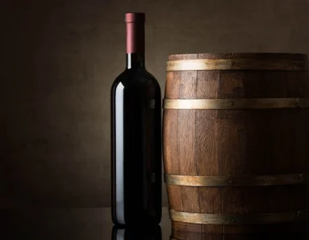 artica+i - Casos de éxito. Imagen 020 para la galería del proyecto "UHPH4WINE. Proyecto de desarrollo experimental para validar la tecnología de Ultra Alta Presión de homogeneización en la elaboración de vinos de alto valor añadido" mostrando una foto artística de una botella junto a un barril de vino