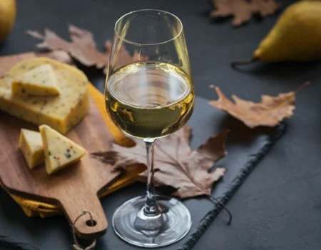 artica+i - Casos de éxito. Imagen 021 para la galería del proyecto "UHPH4WINE. Proyecto de desarrollo experimental para validar la tecnología de Ultra Alta Presión de homogeneización en la elaboración de vinos de alto valor añadido" mostrando una foto artística de una tabla de quesos acompañada de una copa de vino
